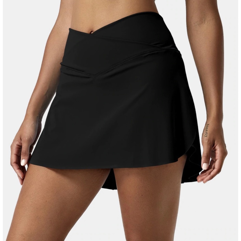 Crossover Side Pocket 2-in-1 Tennis Skirt. Brand new with tags. Halara brand